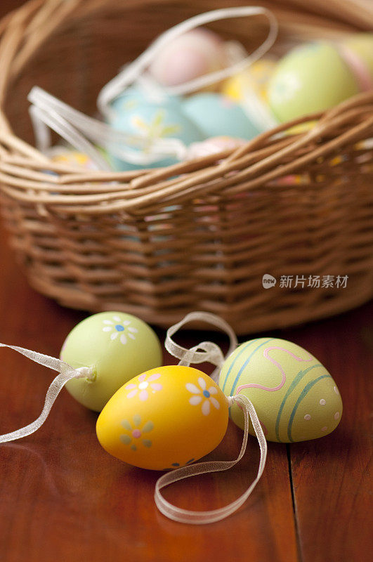 闪亮的餐桌上放着复活节彩蛋和篮子