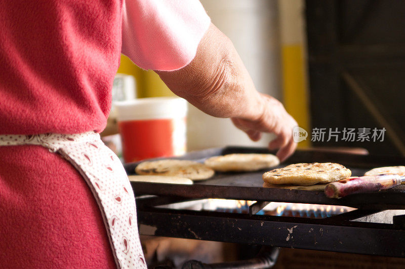 一个墨西哥女人在做烤肉