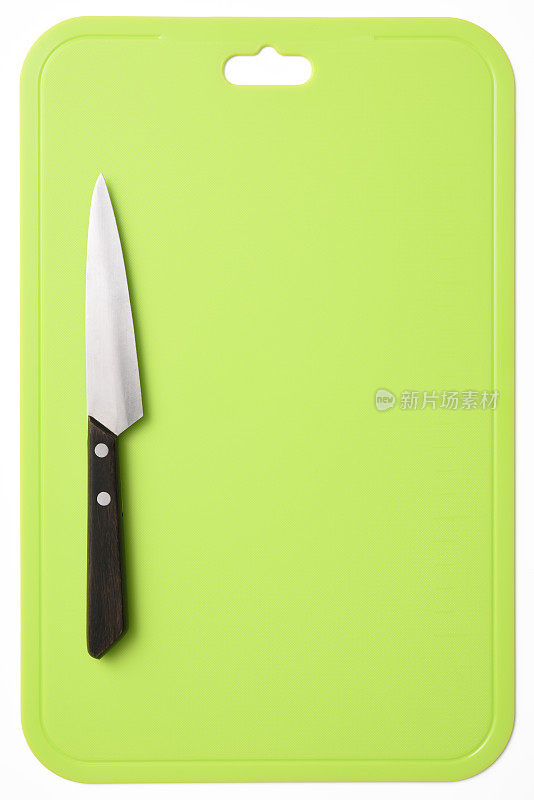 绿色塑料切菜板与削刀在白色背景