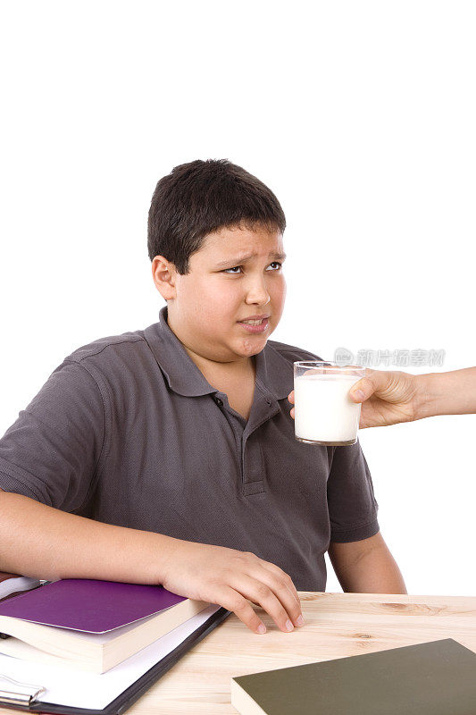 年轻的学生不喜欢喝牛奶