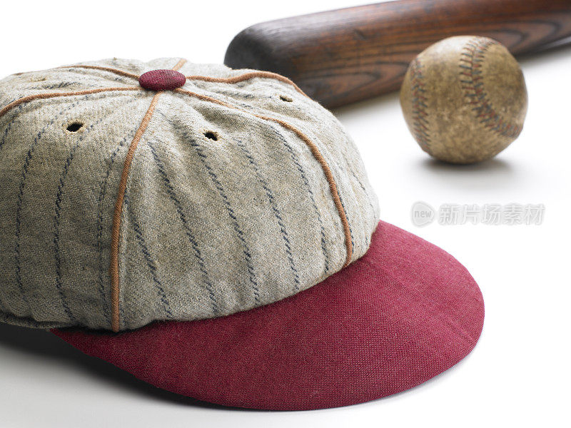 古董棒球帽，球棒和白色背景