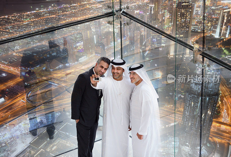 三个阿拉伯商人在迪拜拍照