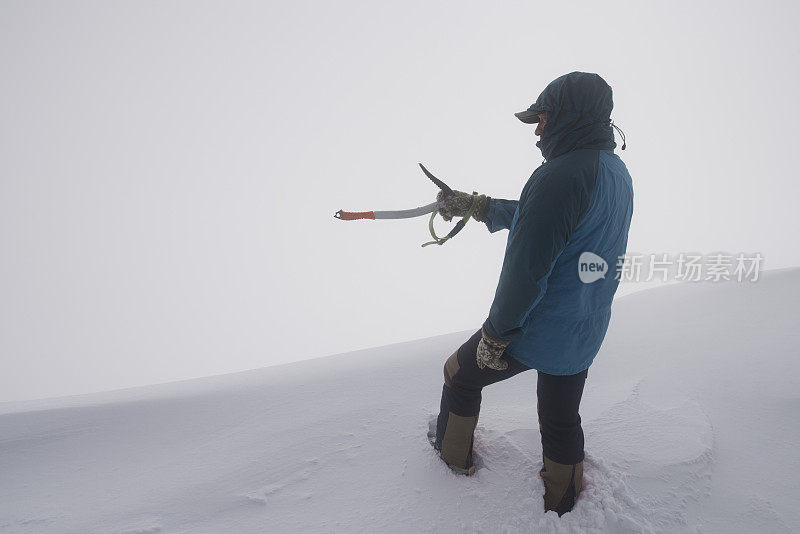 人在雪山山顶