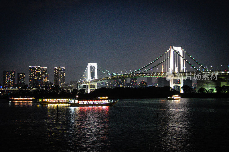 夜景彩虹桥和东京湾