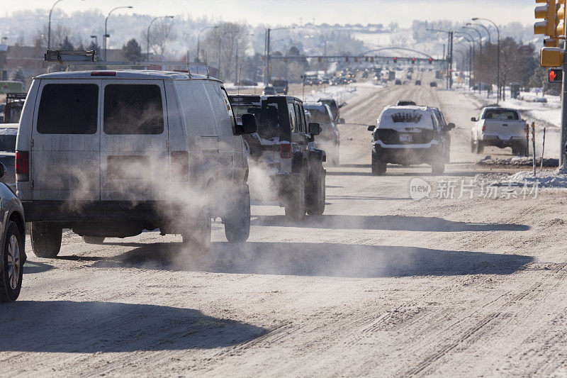 汽车交通尾气排放污染利特尔顿科罗拉多州冬季雪