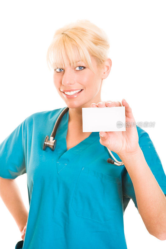 微笑的护士拿着一张名片