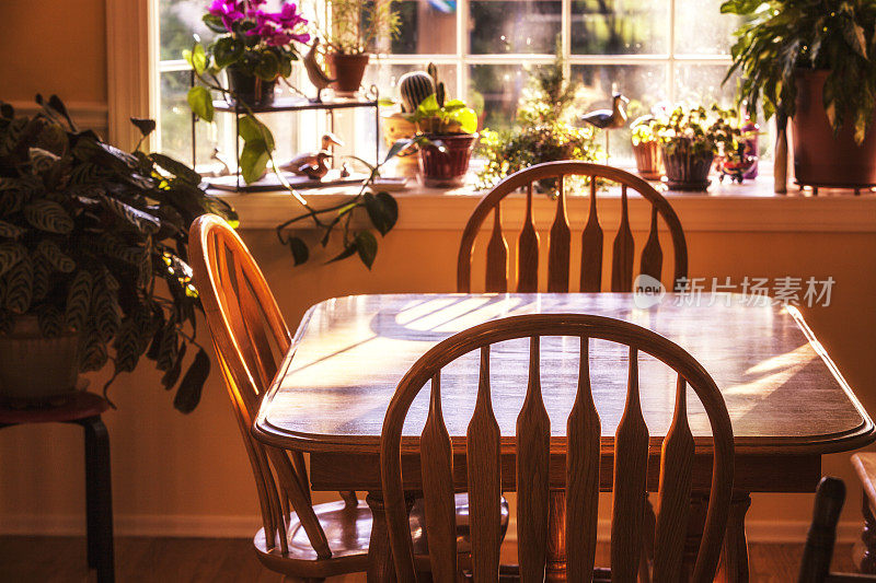 凸窗晚餐厅餐桌和椅子