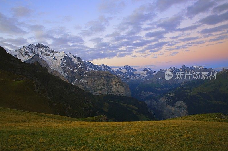 瑞士阿尔卑斯山伯恩斯高地的lauterbrunnen和Grindelwald上方的少女黎明