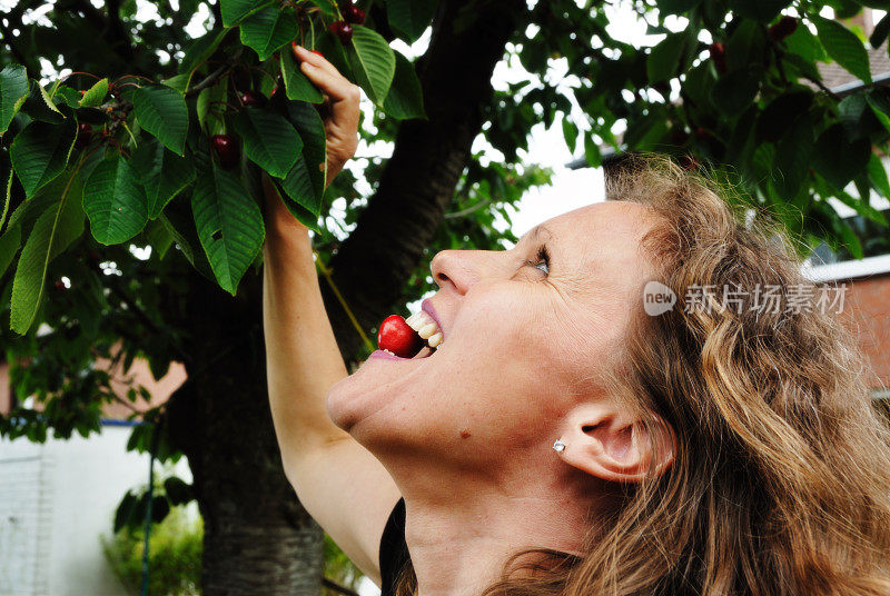 成熟的女人吃樱桃