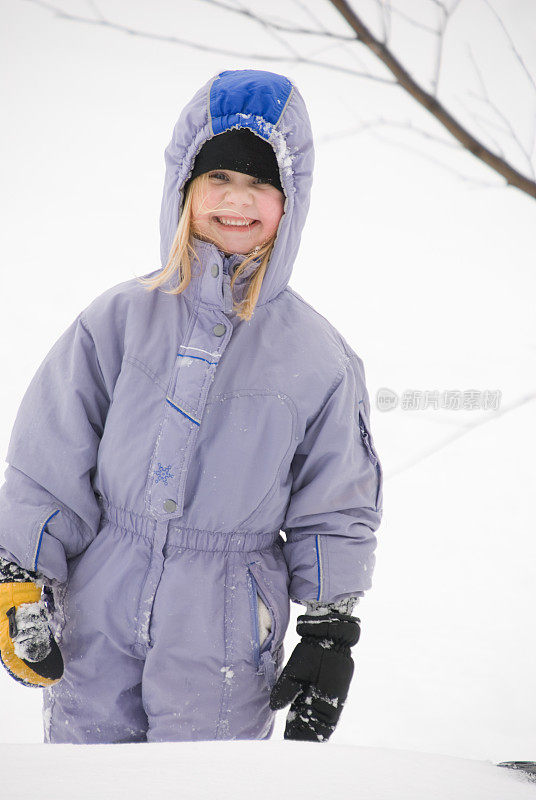 穿雪衣的小女孩