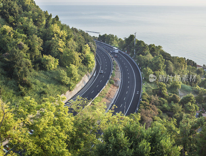 意大利海岸线上的双车道高速公路