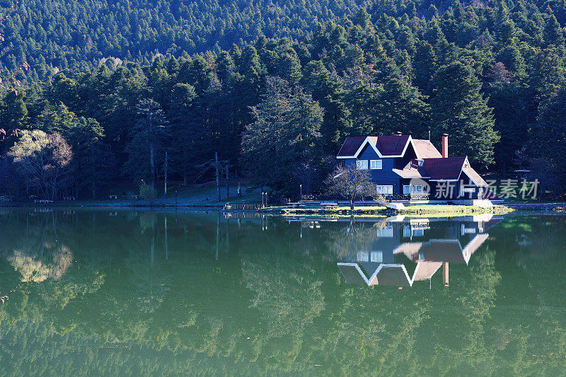 美丽的湖的房子
