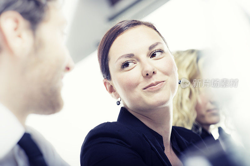 在商务会议上的年轻女人