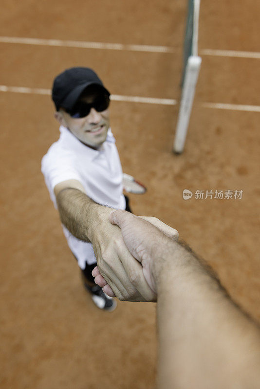 网球运动员与裁判员握手