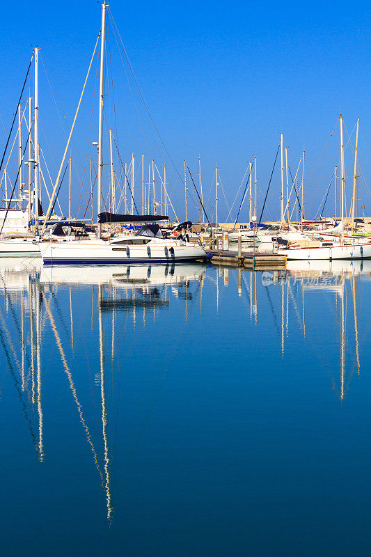 西西里岛清晨蓝色海港的帆船