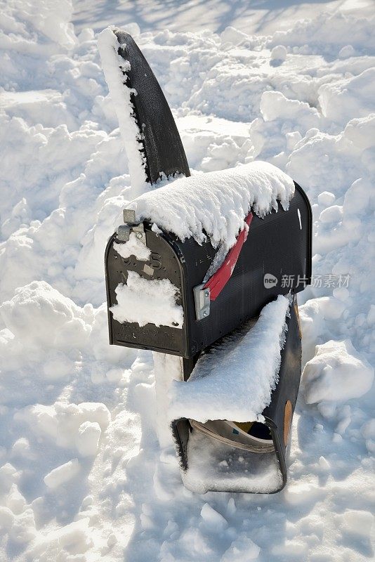 雪地里的邮箱