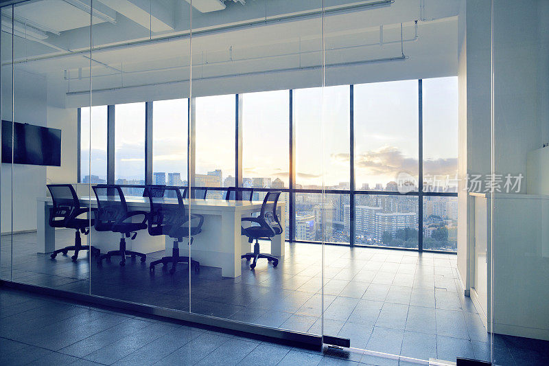 办公室会议室与日落光线在窗户