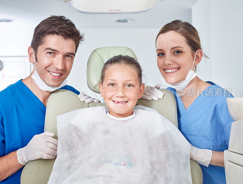 牙科诊所的牙医和病人