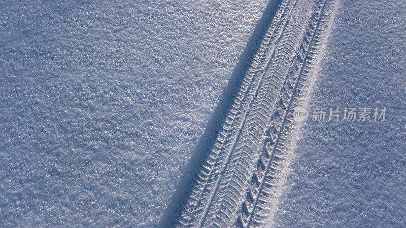 雪地上的轮胎痕迹