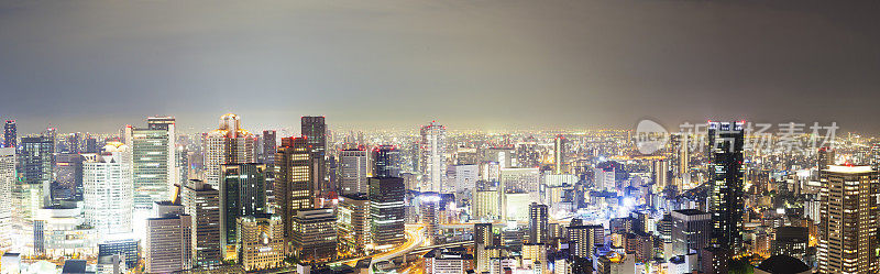 日本大阪的天际线全景