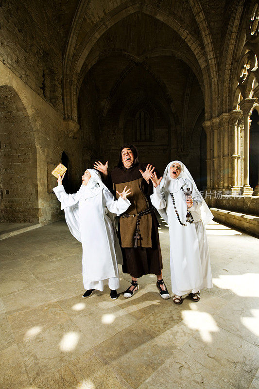 中世纪的牧师和修女唱歌