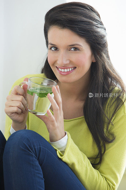 喝花草茶的美女