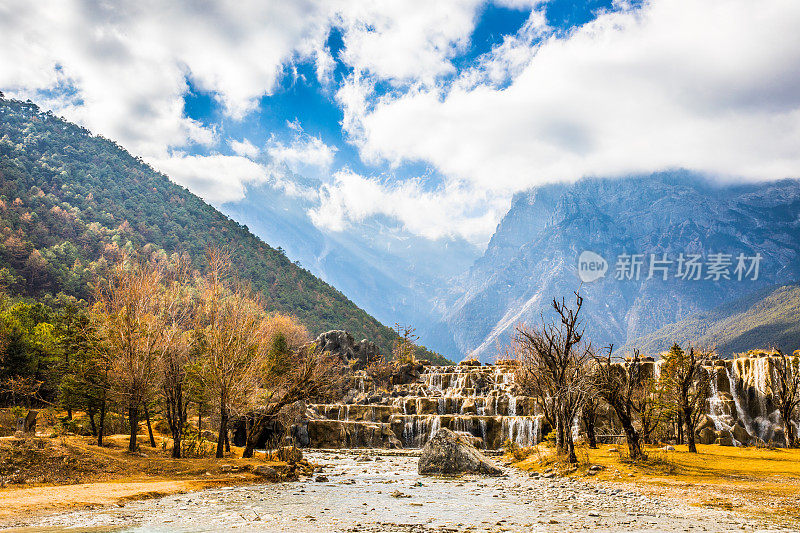 多云天空下的湖和山的风景