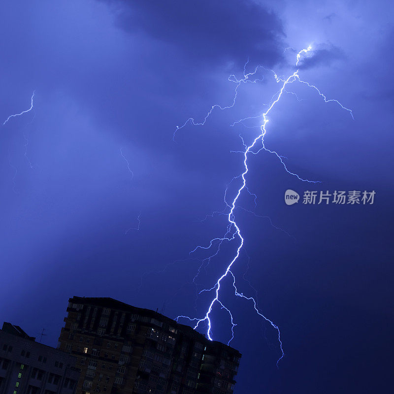 夜间雷击建筑物