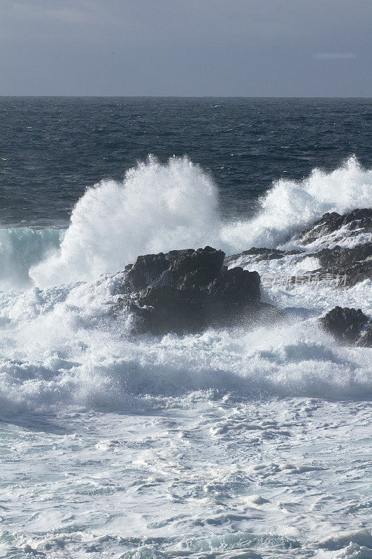 海浪冲击岩石