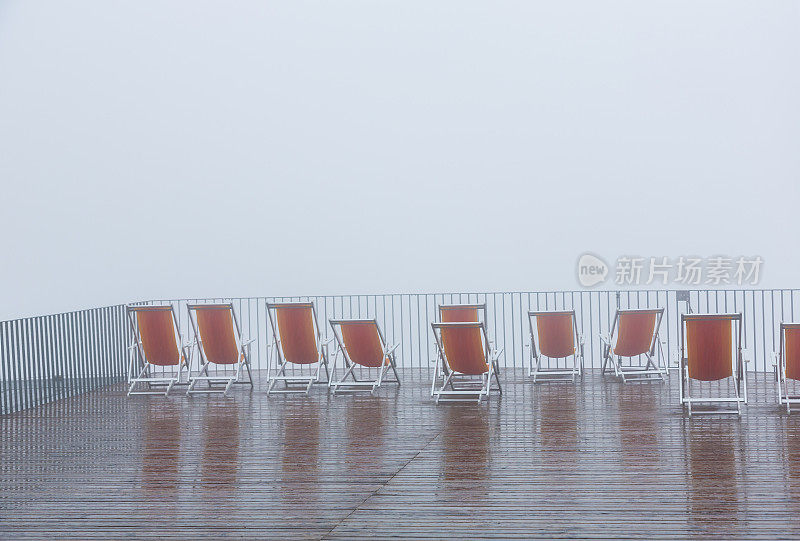 躺椅在大雨中