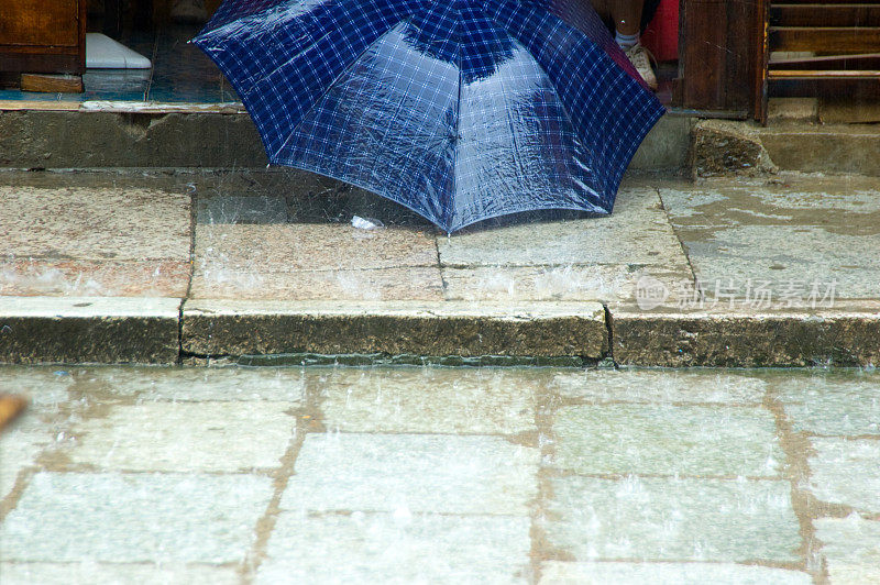 雨伞在雨中