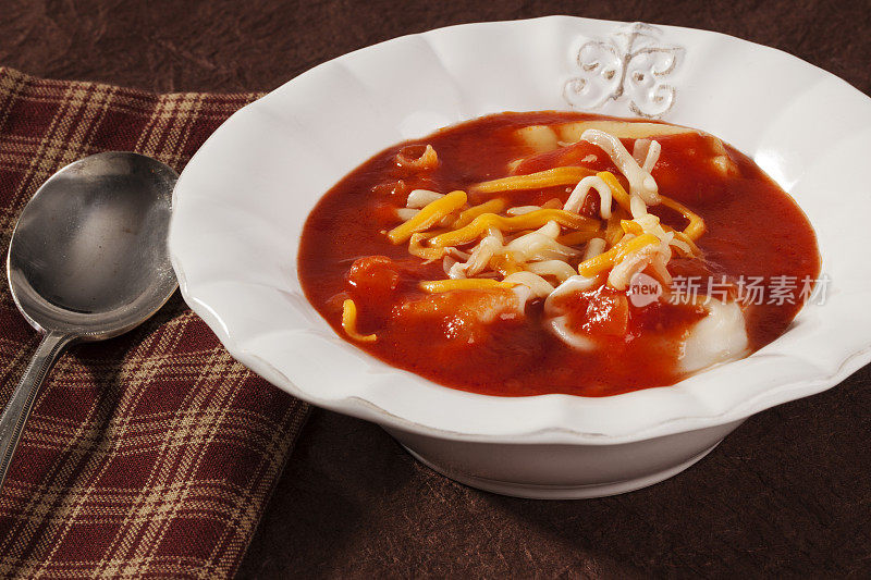 西红柿和馄饨汤