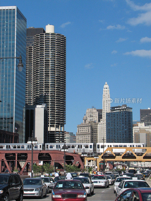 芝加哥拥挤的上瓦克大道交通高架火车码头塔