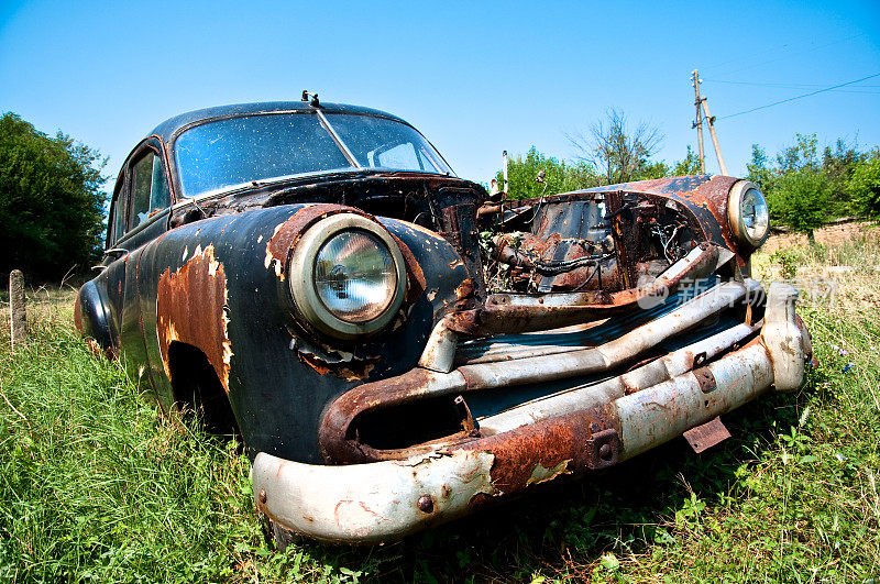 废弃生锈的旧汽车