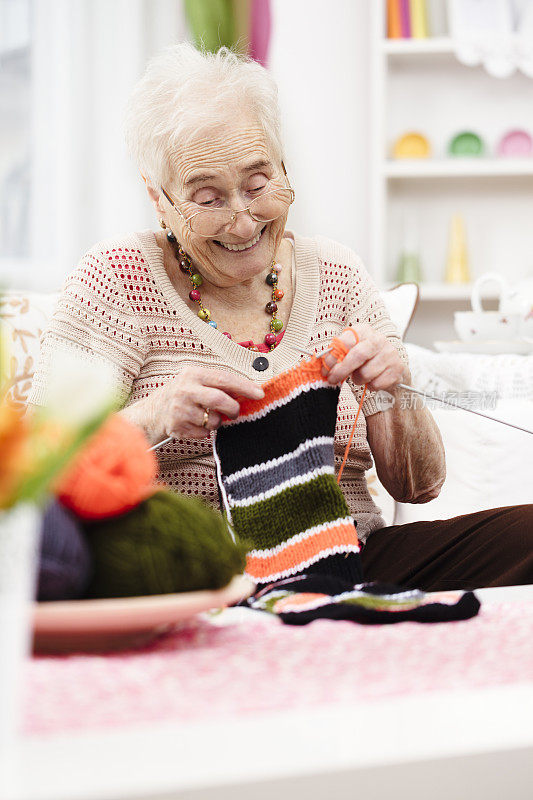微笑的祖母针织
