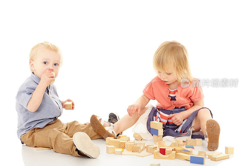 两个小孩在玩积木