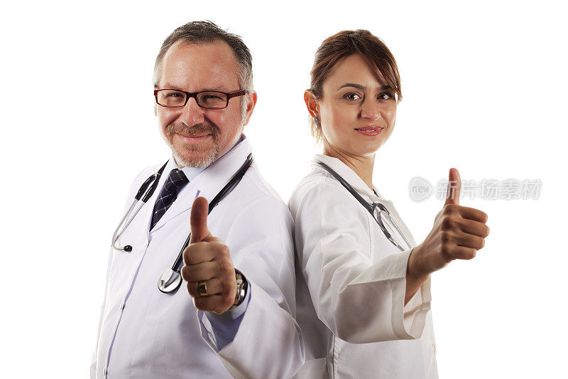 女和男医生在白色背景上竖起大拇指