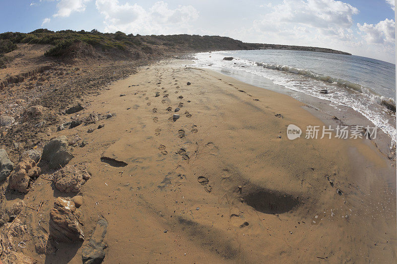深色的沙子孤独的卵石蓝色地中海拉腊海滩塞浦路斯