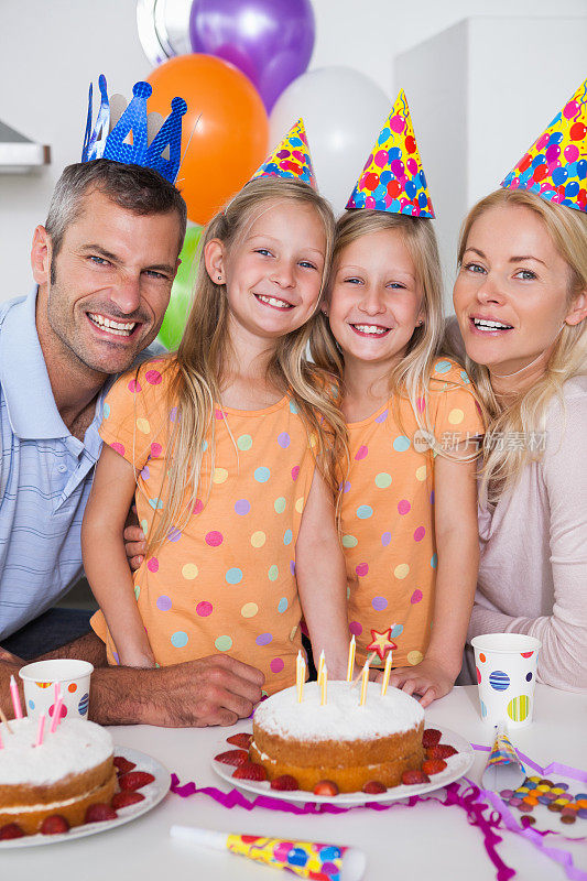 欢乐的家庭用蛋糕庆祝双胞胎的生日