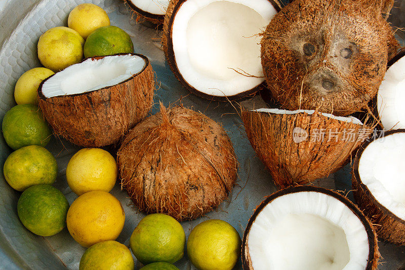 喀拉拉邦(印度)美食:托盘上的新鲜椰子和酸橙(特写)