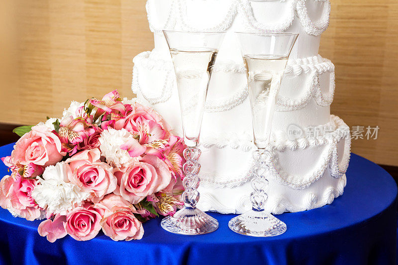 婚礼蛋糕，鲜花和笛子