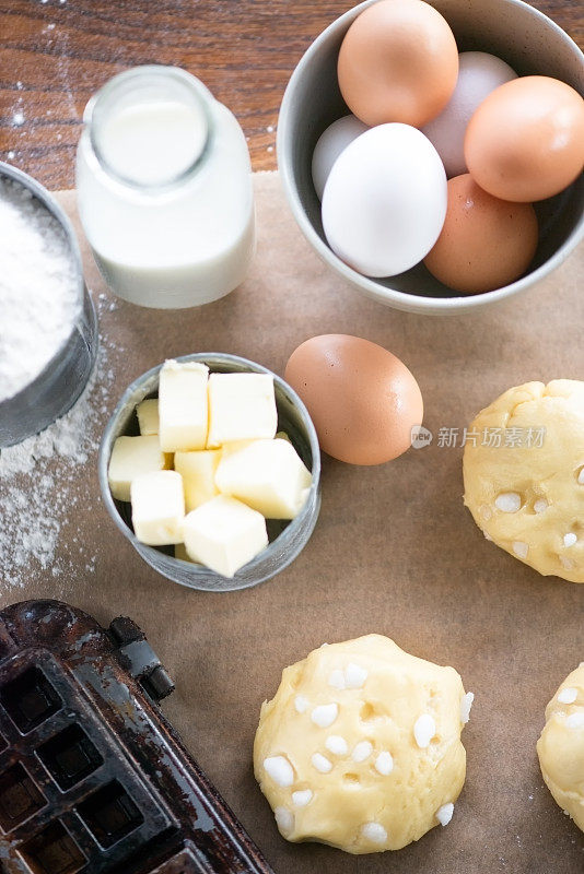 华夫饼铁和配料-生面团，鸡蛋，黄油，牛奶，面粉