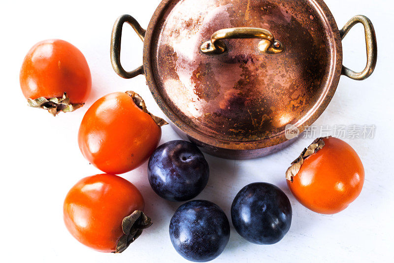 铜锅，柿子和李子