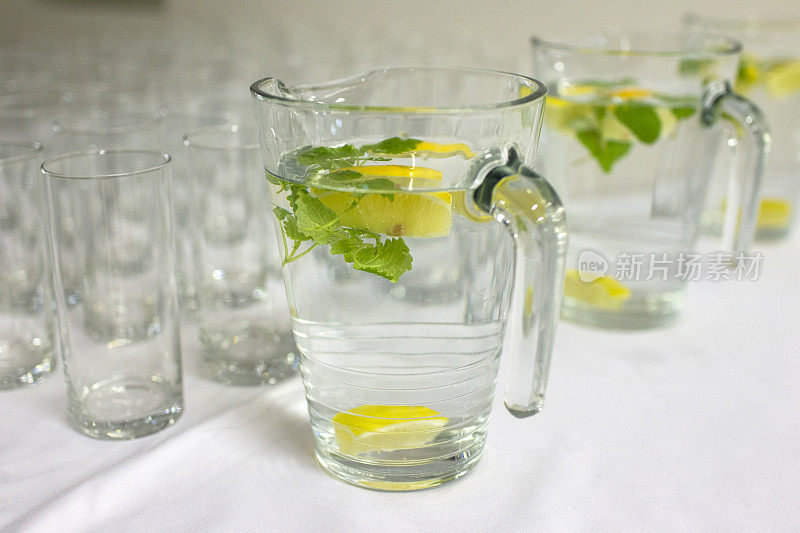 用玻璃杯盛满柠檬水
