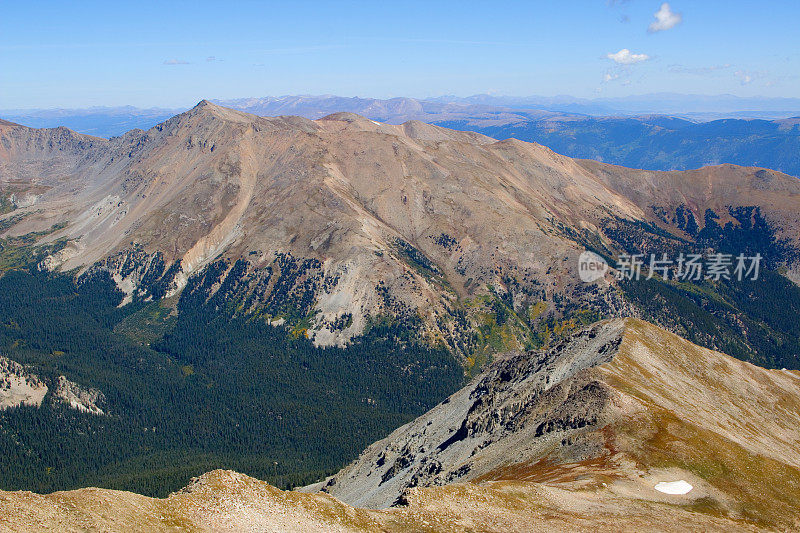 科罗拉多耶鲁山的徒步旅行者和风景