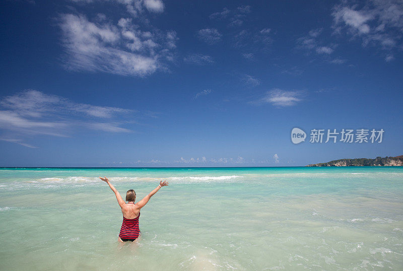 热带海上的快乐白种女人