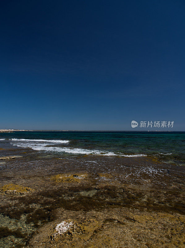 西班牙马略卡-巴利阿里群岛的岩石海岸