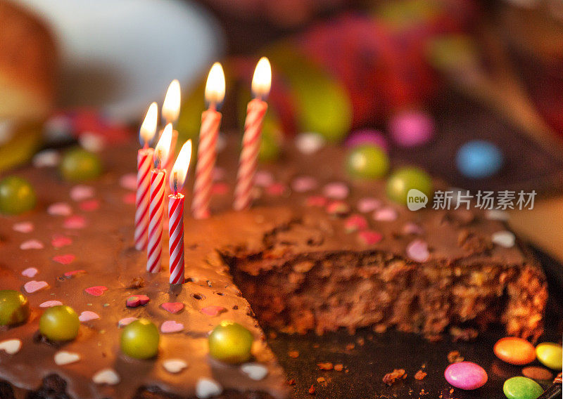 棕色生日蛋糕和燃烧的蜡烛
