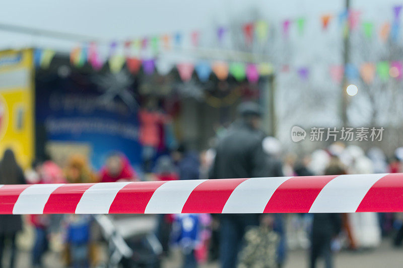 城镇庆典将人群分散在红色警戒线后