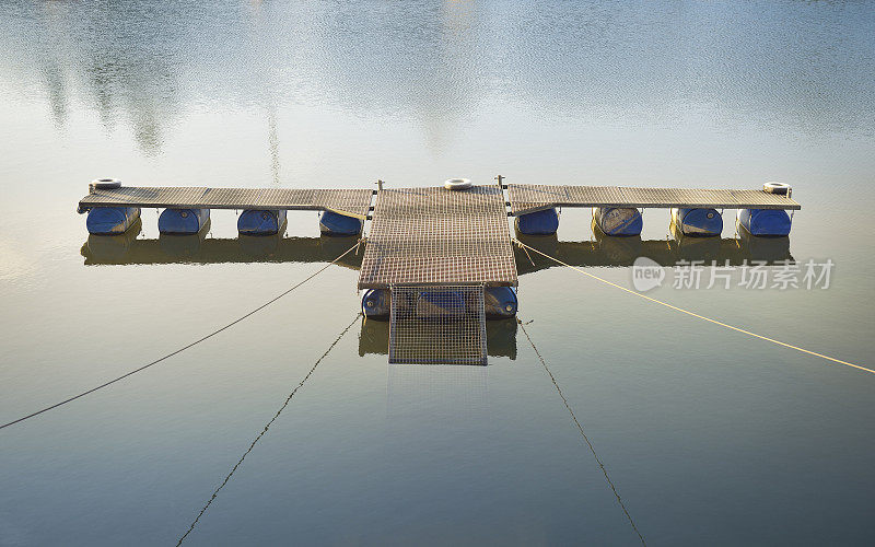 水上的小空浮桥